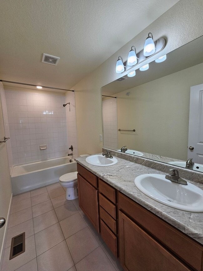 Building Photo - Like new 2Bed, 2.5 Bath with Den/Office To...