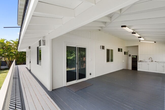 Building Photo - Kahala Home 5 bedroom 4 bath with Large Yard