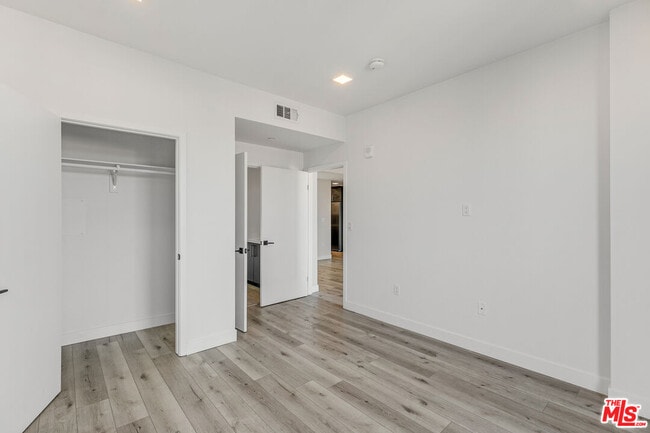 Building Photo - 1111 N Kenmore Ave