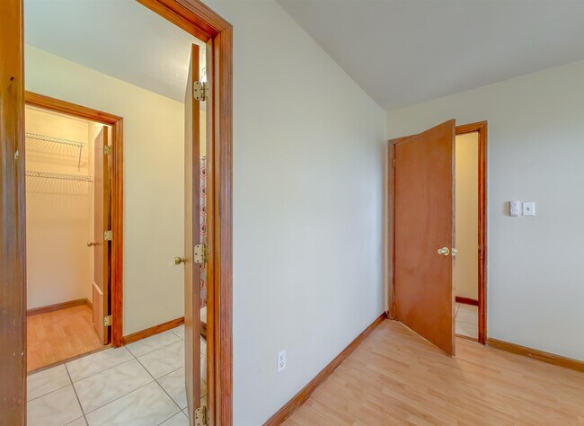 Building Photo - 1104 Greentree Ct