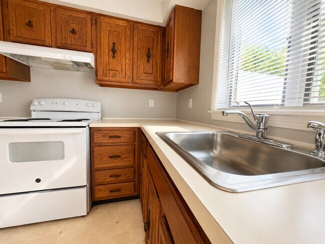 Building Photo - 9 Oakview Dr