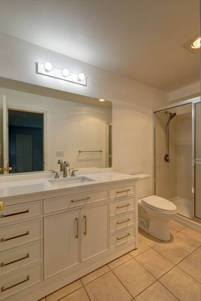 Building Photo - Charming Updated 2 Bedroom 2 Bathroom Bellevue Condo