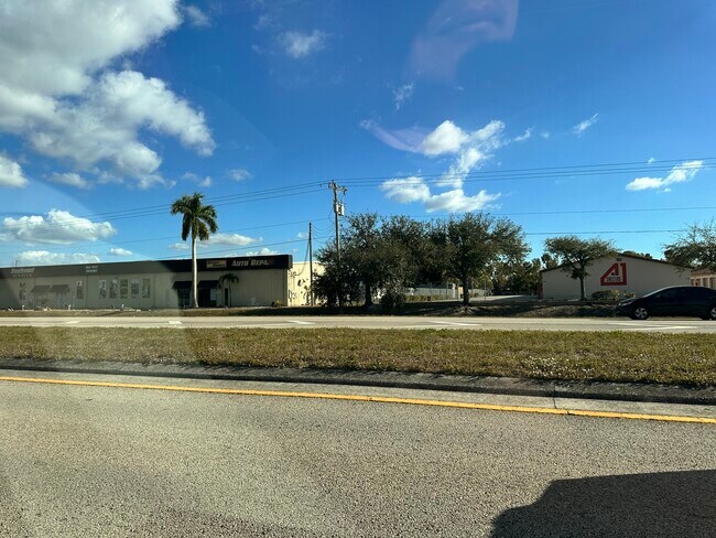 Building Photo - 620 NE 15th Ave