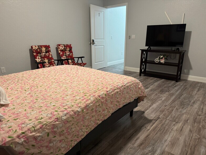 Building Photo - 10517 Camelia Dr