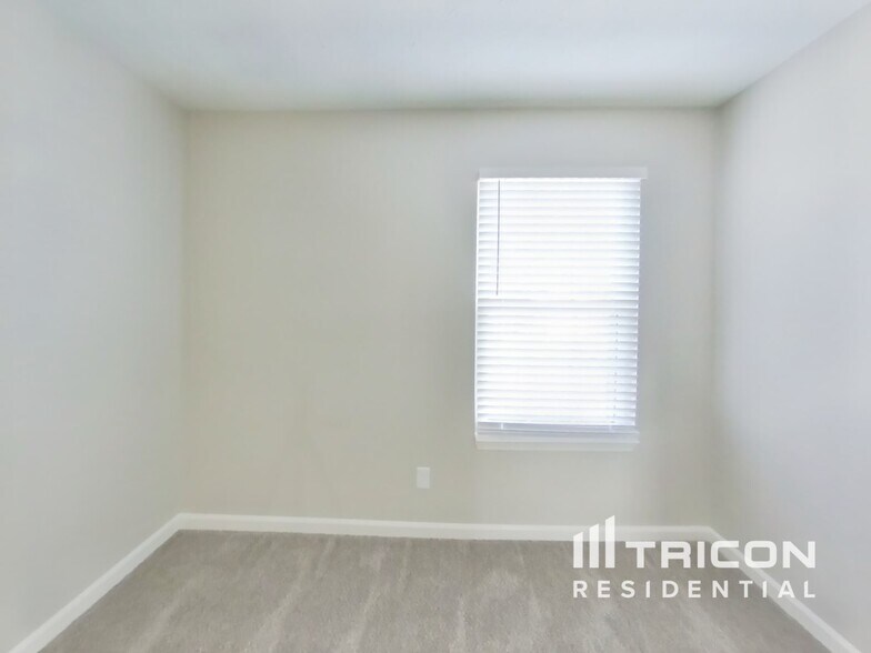 Building Photo - 1233 River Ridge Dr