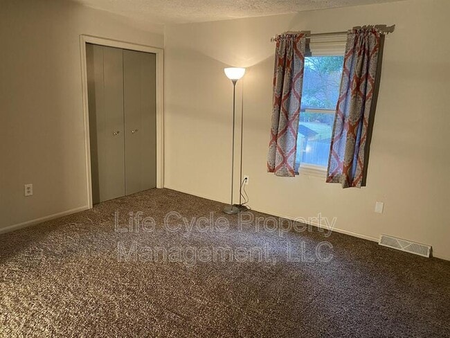 Building Photo - 998 52nd St SE