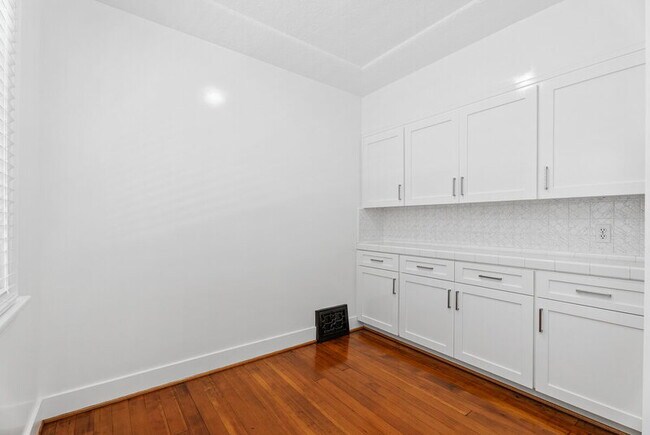 Building Photo - 76 Roycroft Ave