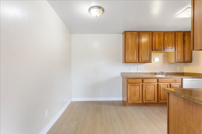 Building Photo - 2228 Lincoln Ave