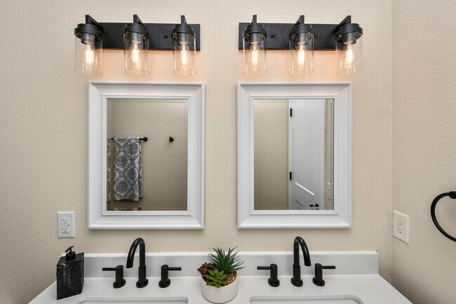 Building Photo - 1220 E Pacific St