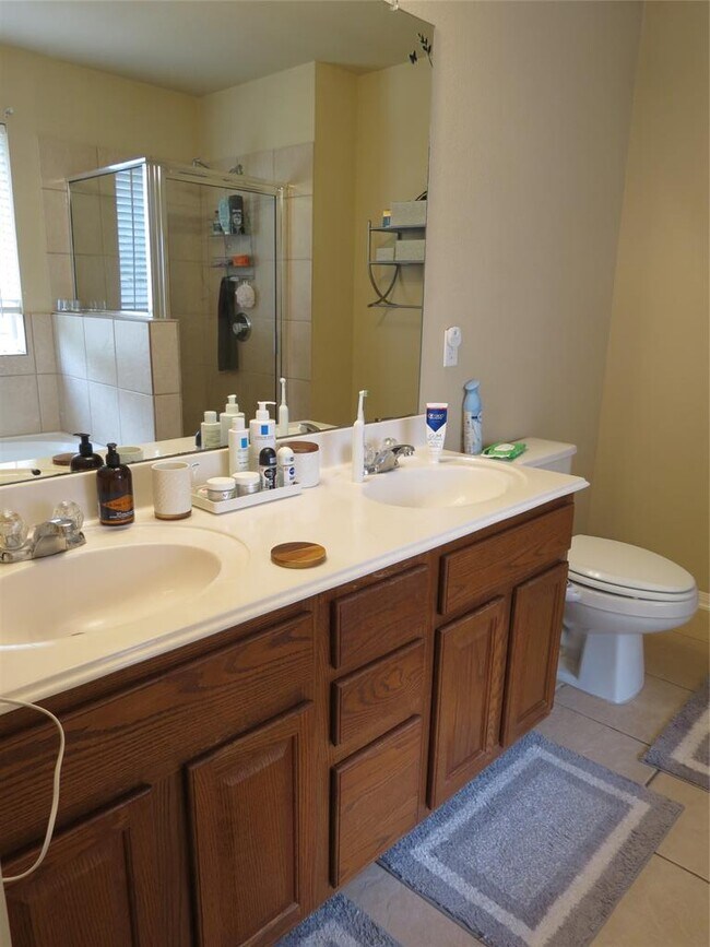 Building Photo - 402 Las Colinas Dr