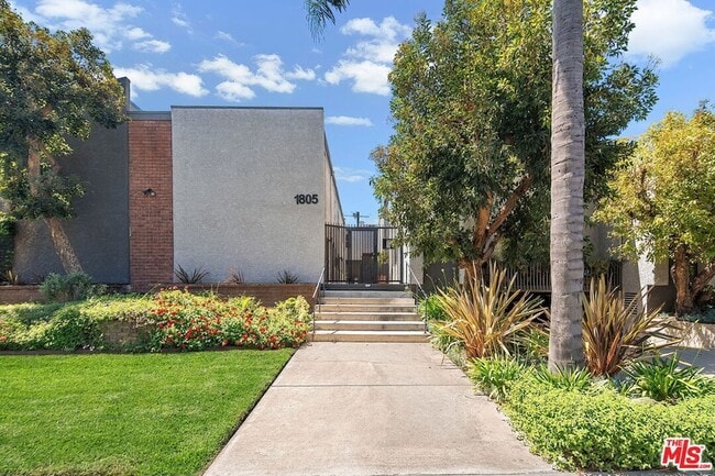 Building Photo - 1805 S Barrington Ave