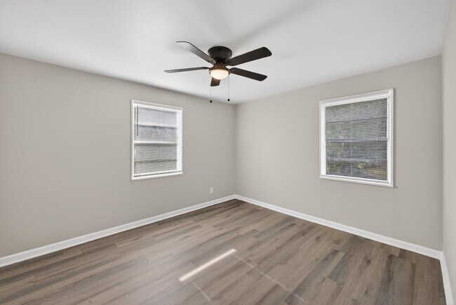 Building Photo - 1111 Alderman St NE