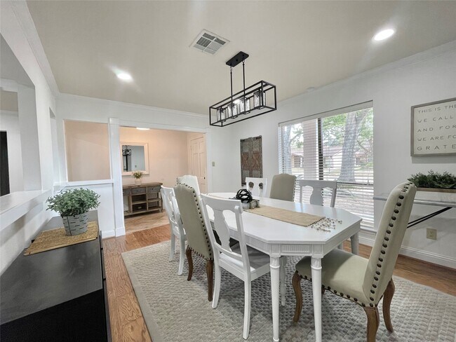 Building Photo - 6210 Queensloch Dr