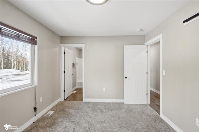 Building Photo - 3 BEDROOM | 2 BATHROOM | ACROSS FROM SCHOOLS