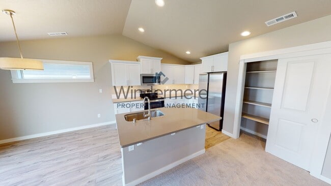 Building Photo - 1493 Theresa Ave