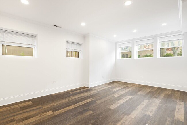 Building Photo - 7314 N Claremont Ave