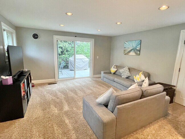 Building Photo - Elegant Three Bedroom Ravenna Home