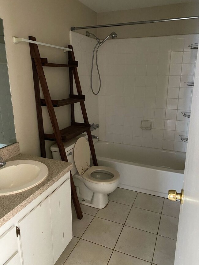 Building Photo - 3 bedroom home in Greenwood!