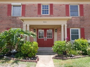 Building Photo - 923 S Colonial Ct