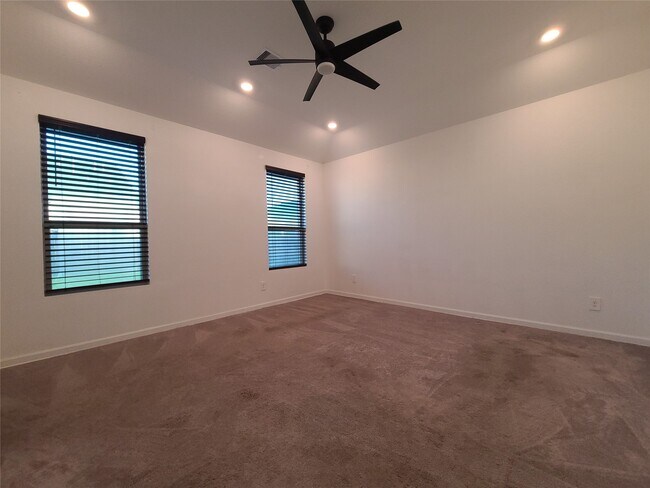 Building Photo - 2122 Rosewood Pnes Ln
