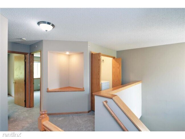 Building Photo - 3 br, 3 bath Townhome - 191 Larpenteur Ave E