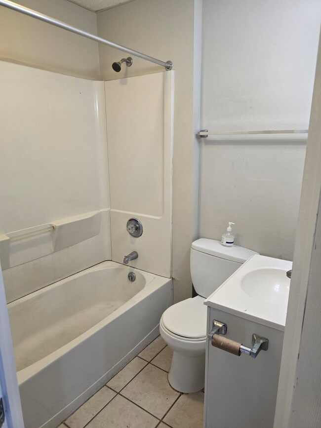 Building Photo - 403 Maple Ave