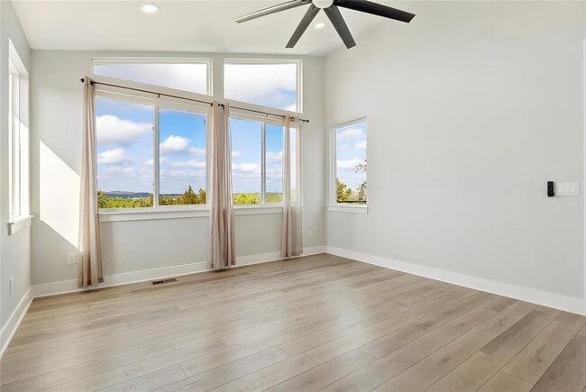 Building Photo - 300 Summit Ridge Dr N