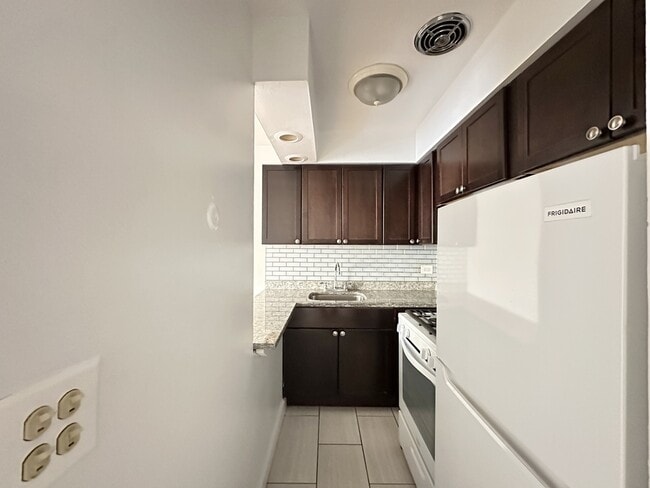 Building Photo - 6830 N Sheridan Rd