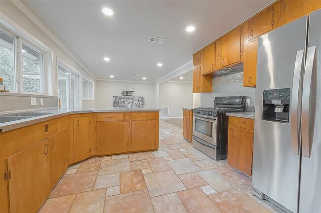 Building Photo - 5238 Beechnut St