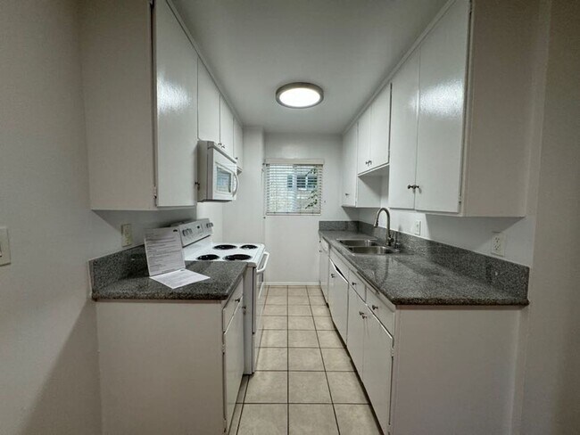 Interior Photo - 20353 Saticoy St