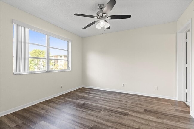 Building Photo - 2226 N Cypress Bend Dr