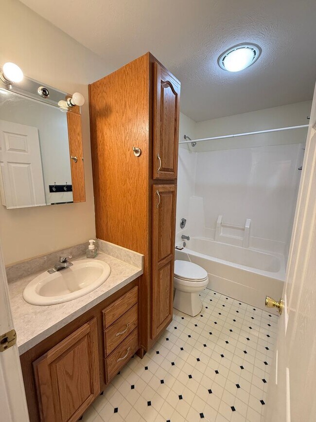 Building Photo - Spacious 3-Bedroom Home with Sunroom and Attached 2-Car Garage in Manchester, MI