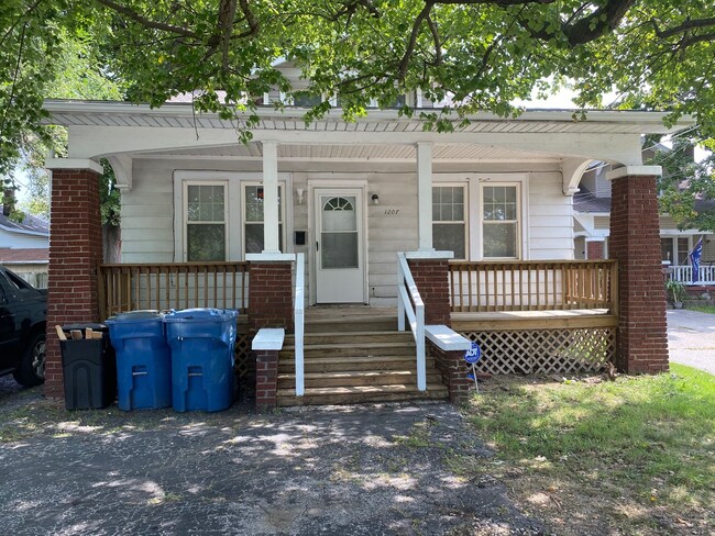 Building Photo - Three Bedroom House in Alton