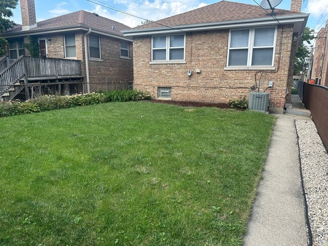 Building Photo - 2015 W Summerdale Ave