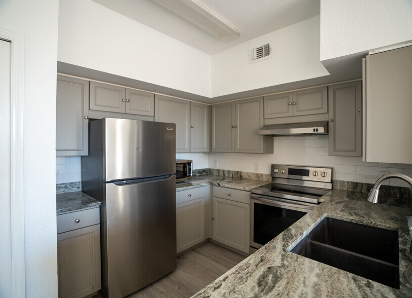 Building Photo - 4142 Central Sarasota Pky