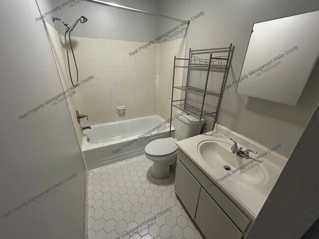 Building Photo - 4702 Walden Pond Dr