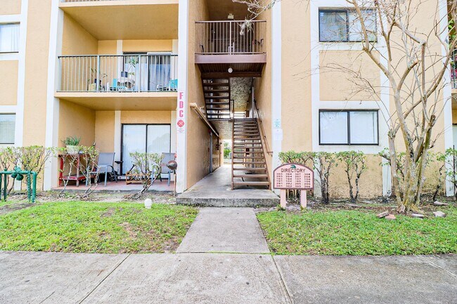 Building Photo - 450 Palm Cir W