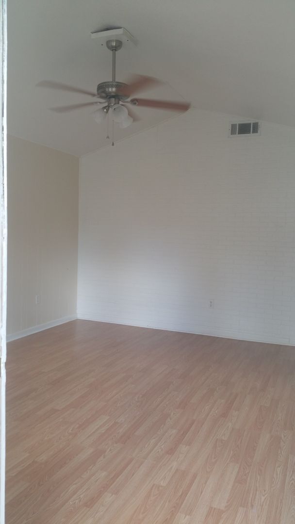 Building Photo - 3 bedroom Central air and heat home sherwood