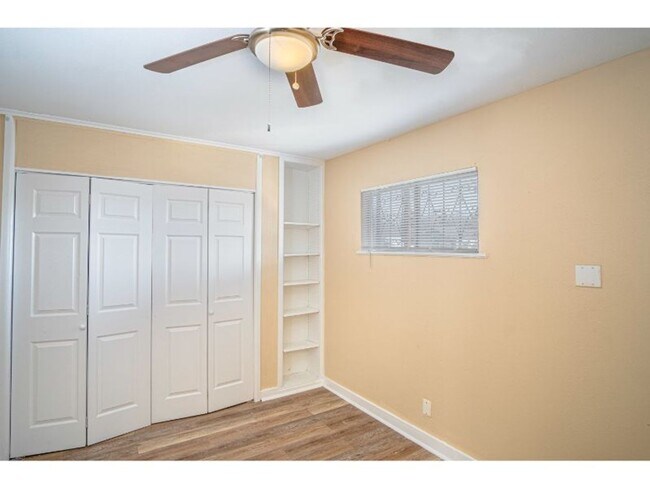 Building Photo - 907 Iowa St