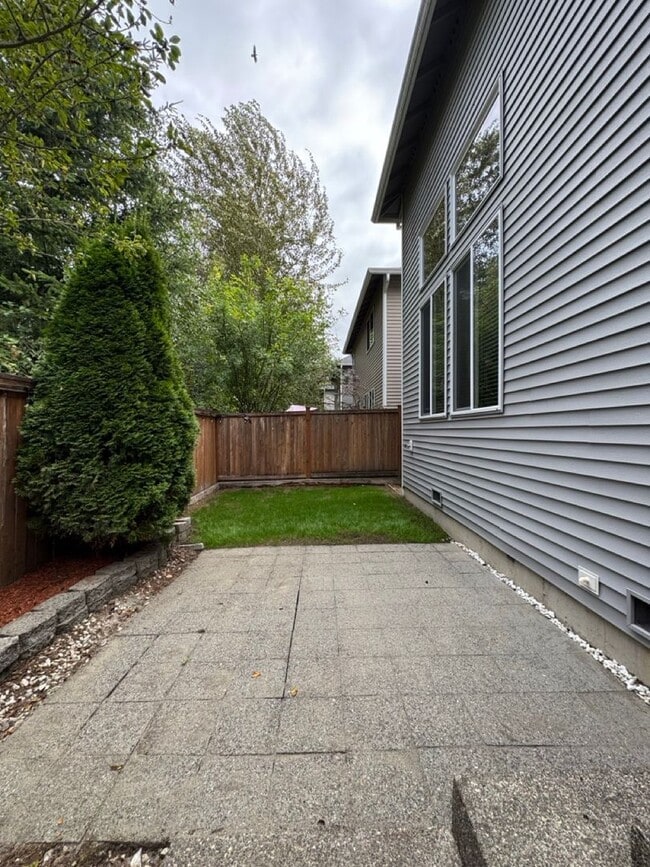 Building Photo - Spacious 3BD/2.5BTH Home w/ Modern Upgrade...
