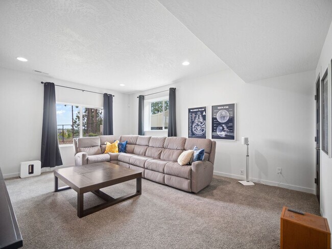 Building Photo - 4 bedroom Modern Home at Eagle Ridge Estates