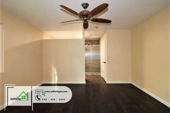 Building Photo - 875 Lakeview Dr