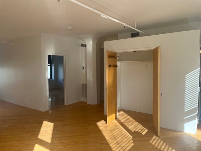 Building Photo - 449-463-463 Washington St