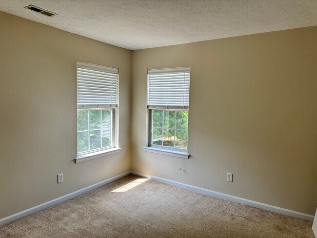 Building Photo - Single family home in Springhill! Availabl...