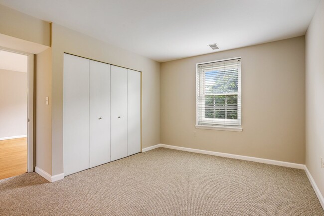 Building Photo - 1 Bedroom Meridian Hill Oasis - Between Ad...