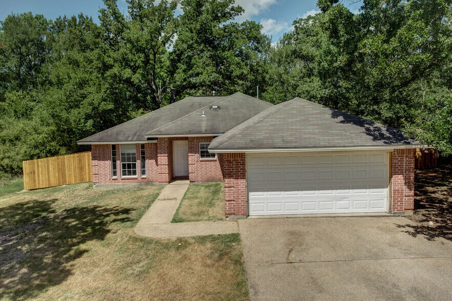 Building Photo - 2402 Jaguar Ct