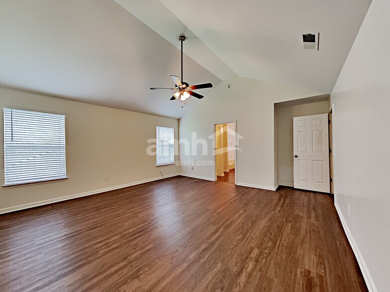 Building Photo - 2425 Valley Creek Dr