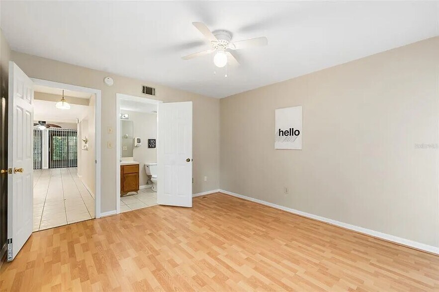 Building Photo - 911 SW 57th Ter