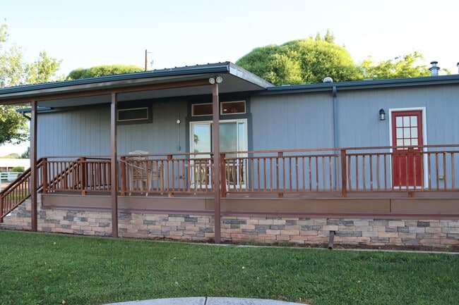 Building Photo - Gorgeous location, spectacular amenities, 3 bedroom furnished home for rent.