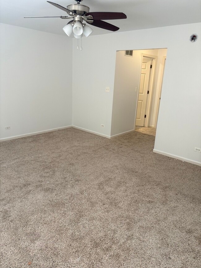 Building Photo - 610 Daisy Ln